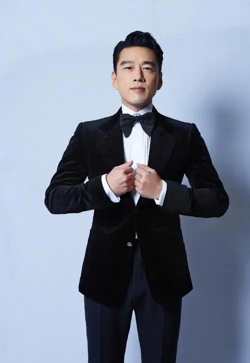 王耀庆黑色西装帅气写真图片