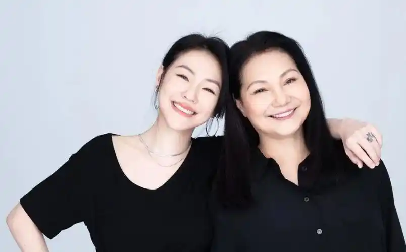 原创小s一家到灵堂送别公公紧牵许雅钧入场婆婆悲痛万分需要搀扶