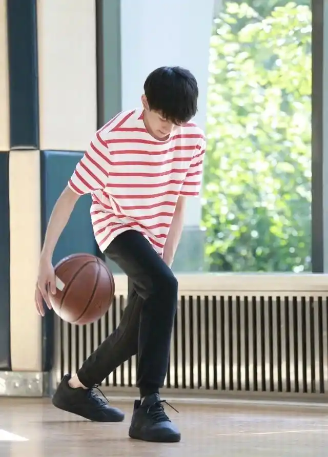 《青春旅行社》玩的非常开心的王源,打篮球的姿势又圈粉了!