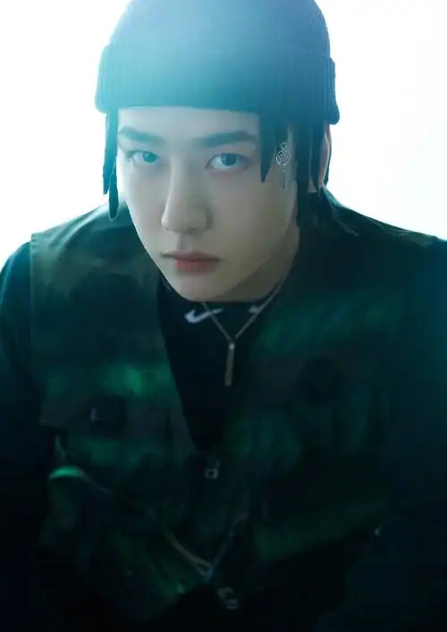 酷酷的王一博队长,墨绿色工装服搭配嘻哈编发,妥妥的街头风