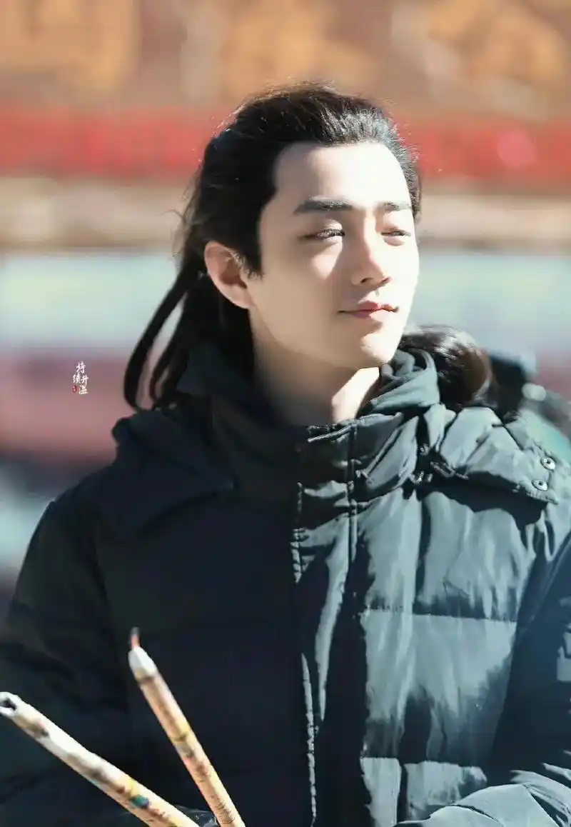 肖战疾冲开播两周年快乐呀