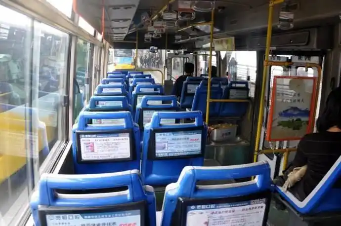 公交车上有一些绿色座位,是给需要关爱的人座的,如果你是腿脚麻利的