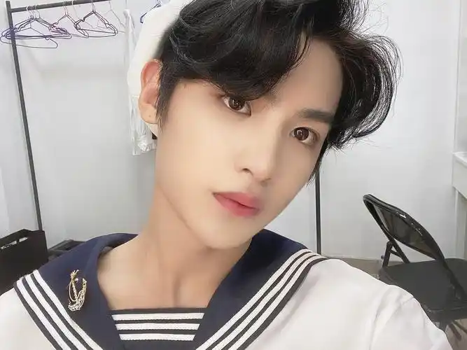 放个水手服勾勾