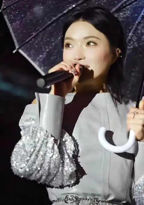 安徽庄心妍冷天穿裙子唱歌身材曼妙歌声迷人歌红人不红