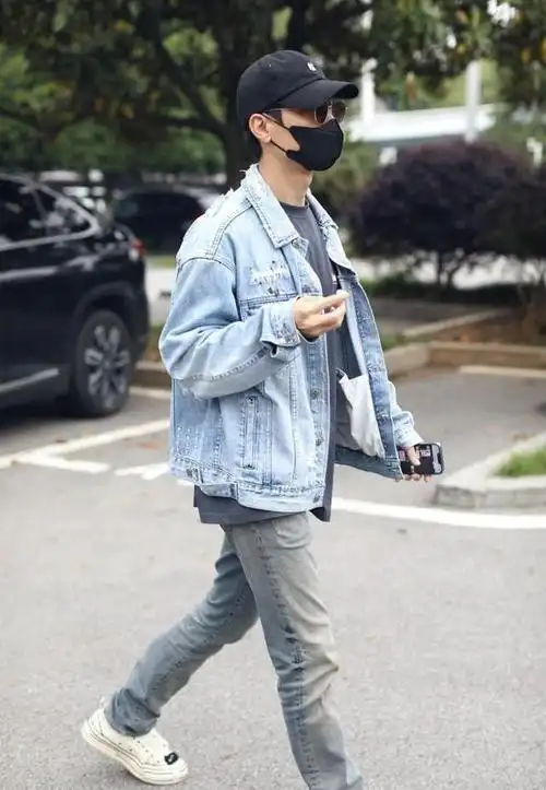 07快男冠军陈楚生私下真时髦穿着牛仔夹克配牛仔裤太有型了