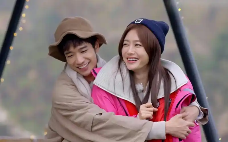 刘以豪用背后抱回答秦岚【平行时空遇见你】