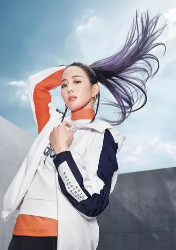 张钧甯彭于晏代言adidas穿上风衣外套当情侣男款超心机连女生都好想