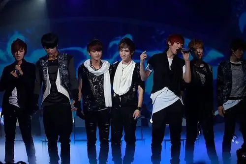 姜潮在1991年出生于安徽省合肥市,2010年他获得 "快乐男声"济南唱区