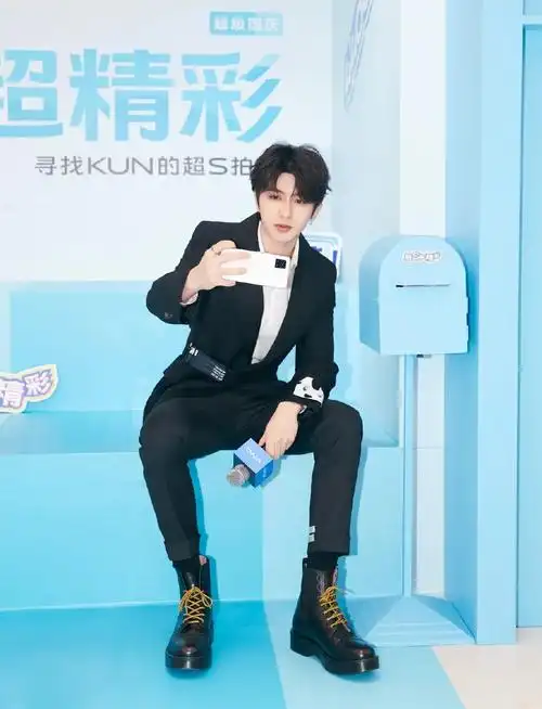 蔡徐坤行程昨晚北京飞上海饭拍口罩也挡不住的帅气