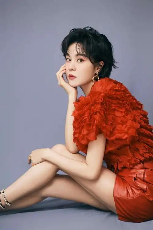 2021新年之初,郁可唯发布个人全新单曲《寻》,以新音乐为歌迷带来希望