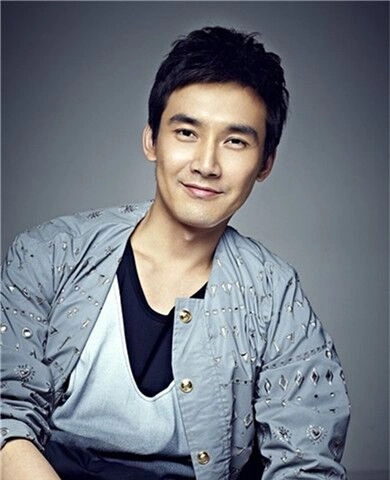 2005年,出演赵宝刚的电视剧《给我一支烟》才真正让观众开始认识张铎