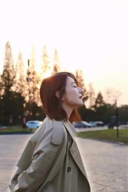 工作室晒高圆圆美照穿卡其色风衣侧颜迷人