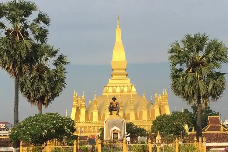 万象塔銮寺塔銮宝塔纯金包裹是老挝旅游不可不看的景点