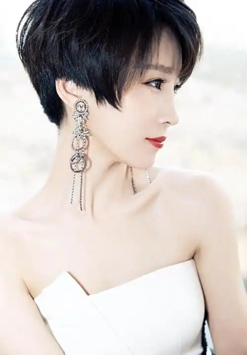 谢楠真是短发女神穿抹胸连衣裙凹造型不丰满但也可以性感