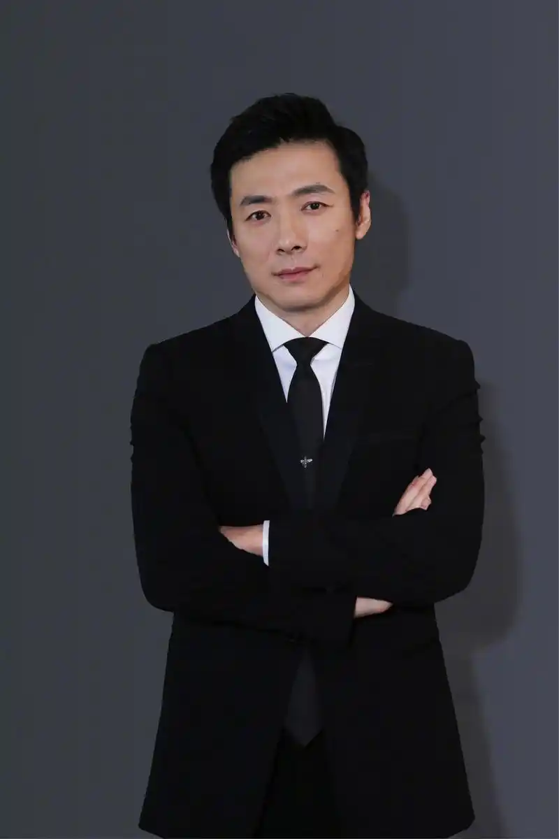 祖峰身着黑色西服亮相金鸡百花电影节闭幕式,尽显温润优雅,据悉此次