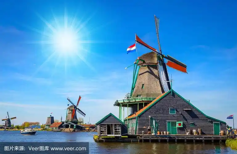 荷兰传统的风车和运河附近的房子,zaanstad村,zaanse schans,荷兰