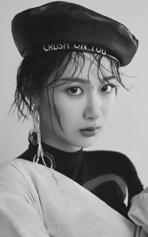 杨紫最新时尚大片曝光美到惊艳