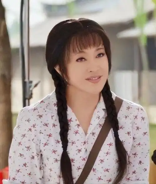 一脸褶子浑身赘肉却要扎双马尾演少女网友真不觉得害臊吗