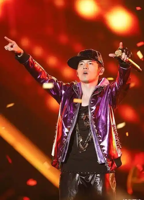 周杰伦中学时期练大提琴的照片曝光,穿白色校服,留中分头,非常青涩!