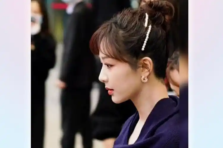 路人镜头下的杨紫又瘦又美成功登上热搜榜