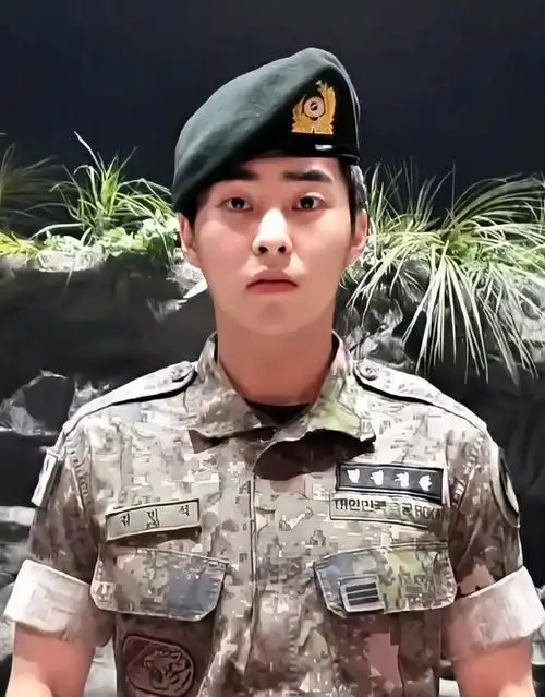 exo成员金珉锡,都暻秀最新照片公开:一定要好好的啊!