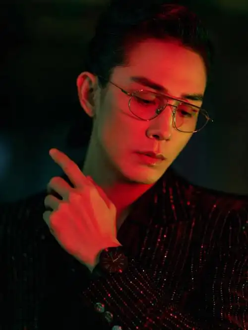 李承铉演绎吸睛的黑色