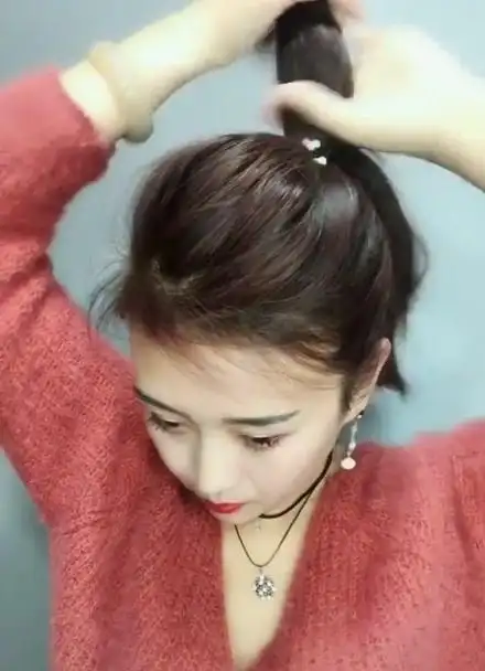 40岁女人该有的气质. 蓬松丸子头也可以这样扎