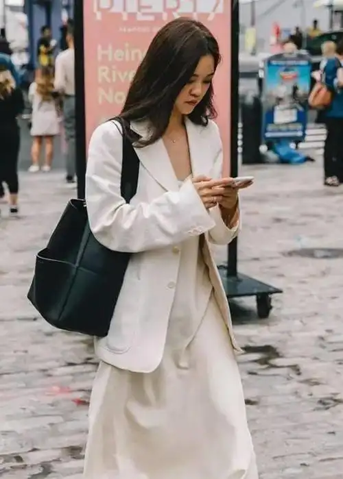 刘雯真是国模骄傲霸气登上美版芭莎裙子开叉到肚脐身材好性感