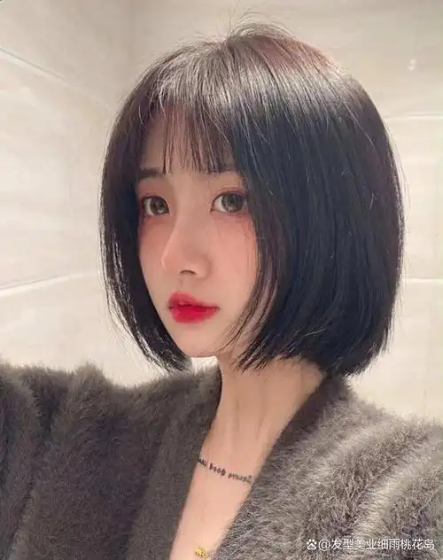 圆脸剪短发的长度要讲究一个度,如果脸型是圆但是又比较短的女生,短发