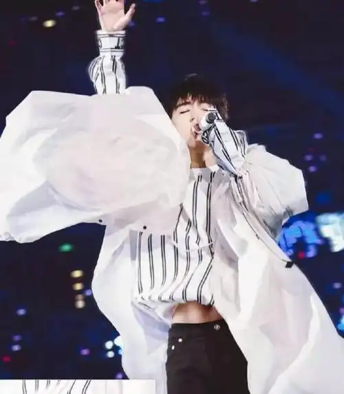 王俊凯肚子上的是肥肉还是腹肌?粉丝给出了两个答案