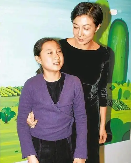 所以没有明确承认小龙女这个婚外的女儿成龙和小龙女的母亲总是不能够