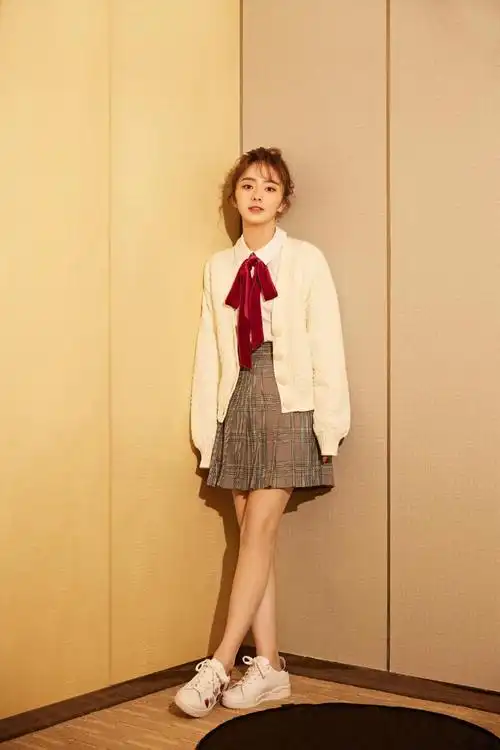 谭松韵校服造型好有少女感时尚新闻1插图