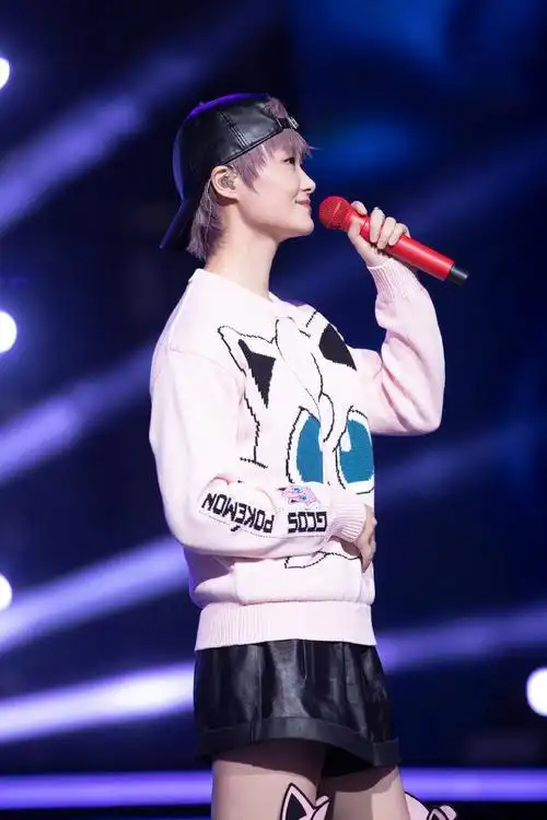 组图:李宇春穿粉色胖丁套装超萌 一改往日酷炫风格少女可爱