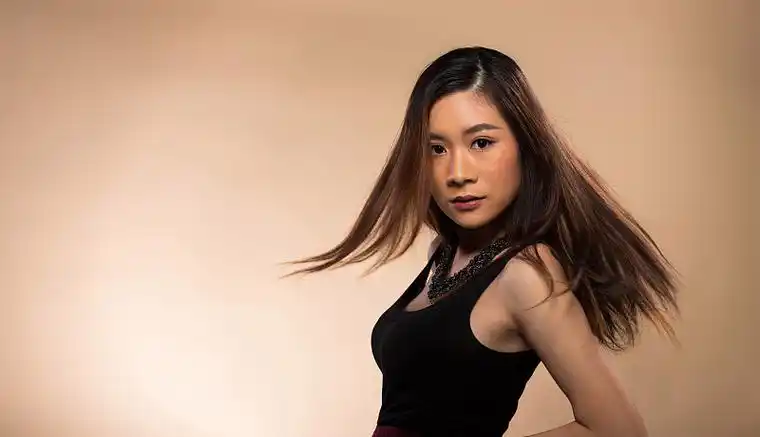 时尚亚洲女人棕褐色皮肤,黑色头发,眼睛图片下载