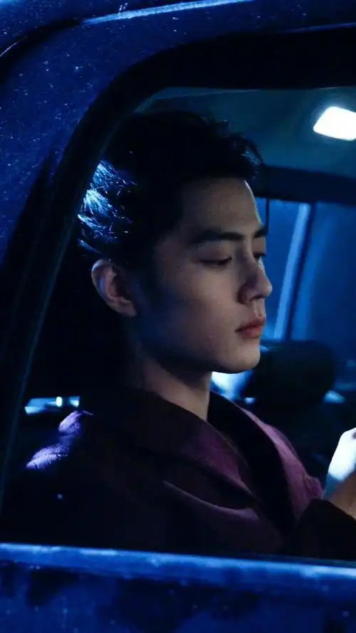 肖战龙年开工照#肖战最新一组gq封面大片的随拍图集,全程散发魅力的