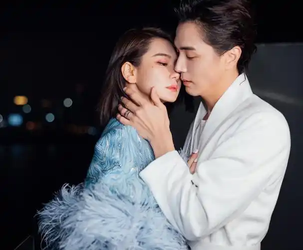 戚薇现身活动,身材发福依旧自信,幸福称出门前李承铉会帮戴钻戒_腾讯