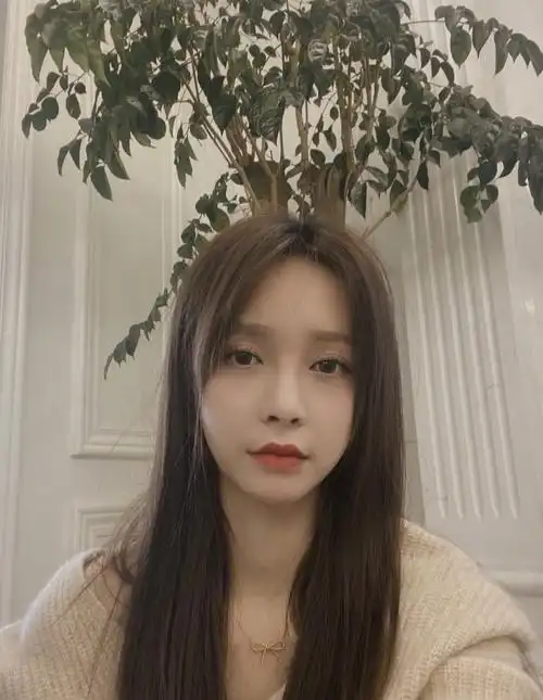 原创沈梦辰在家无聊晒自拍,妆容精致表情忧伤,撞脸angelababy引热议