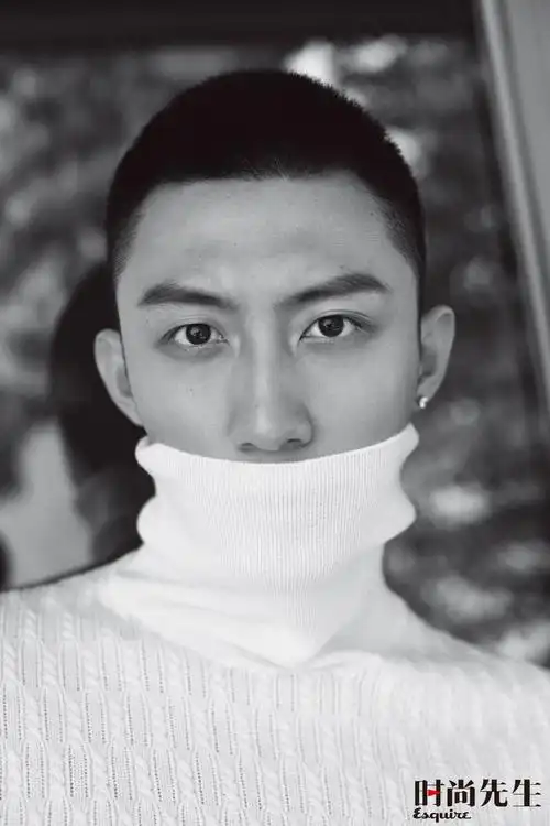 黄景瑜全新时尚大片 寸头演绎别样魅力