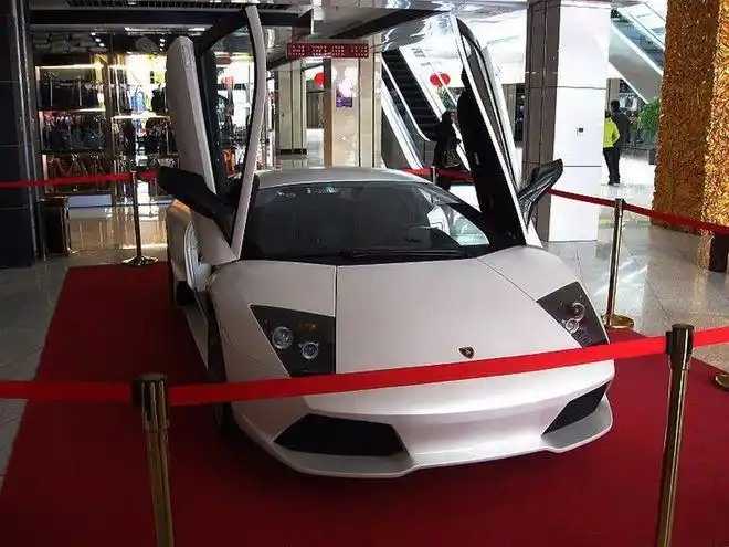 老板拿游艇和豪车展览4年车牌都四连号