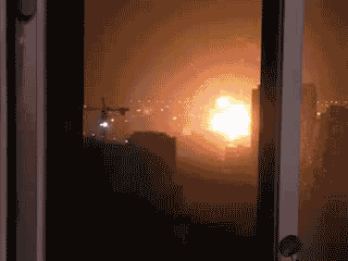 天津塘沽发生爆炸现场升起蘑菇云