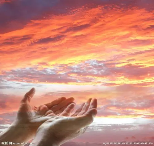 天空中的双手图片