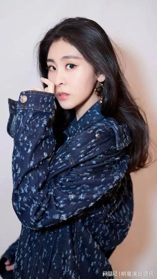 张碧晨,中国内地女歌手,华语流行乐歌手,2014年获得《中国好声音第三