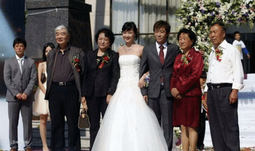 足球浪子高峰与妻子范春玲婚礼