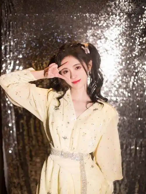 原创超多女星喜欢双马尾杨超越热巴谁可爱关晓彤竟拿出儿时照片