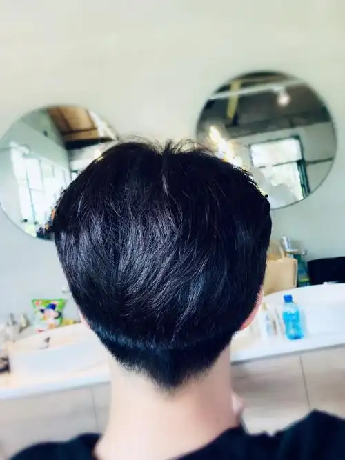 陈立农更博晒后脑勺 熊猫头可爱无敌