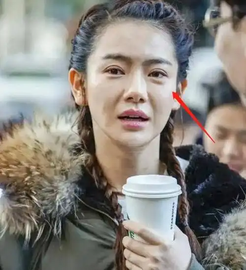 戚薇素颜照曝光眼袋厚重法令纹深网友李承炫看了都要后悔