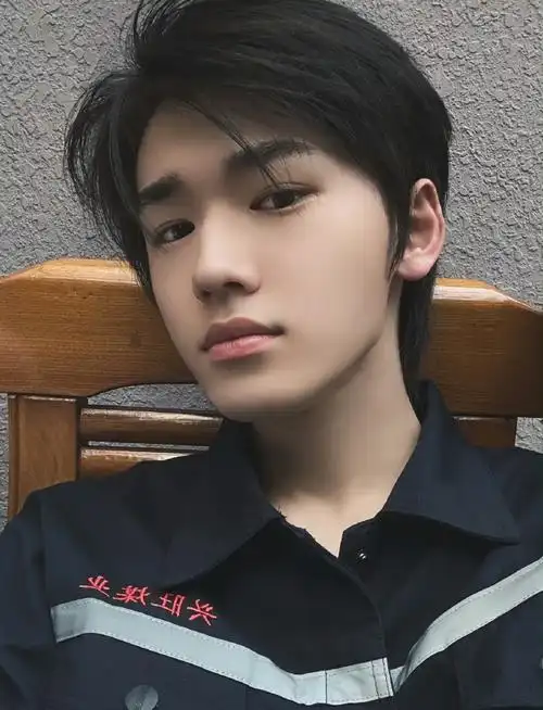 宋亚轩晒上半年plog#宋亚轩晒上半年plog,好多帅照库存@时代少耐排