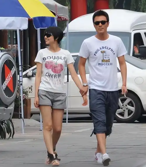 回顾演员于小伟与高圆圆恋爱出道20年不火娶平凡妻子也幸福