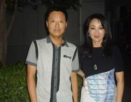 相识于文工团,曾经在1987年,王姬去了美国后,高峰因为拿不到签证,去不