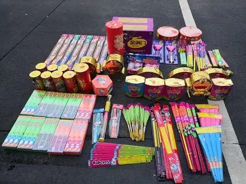 两男子朋友圈中售卖烟花爆竹,被拘10日